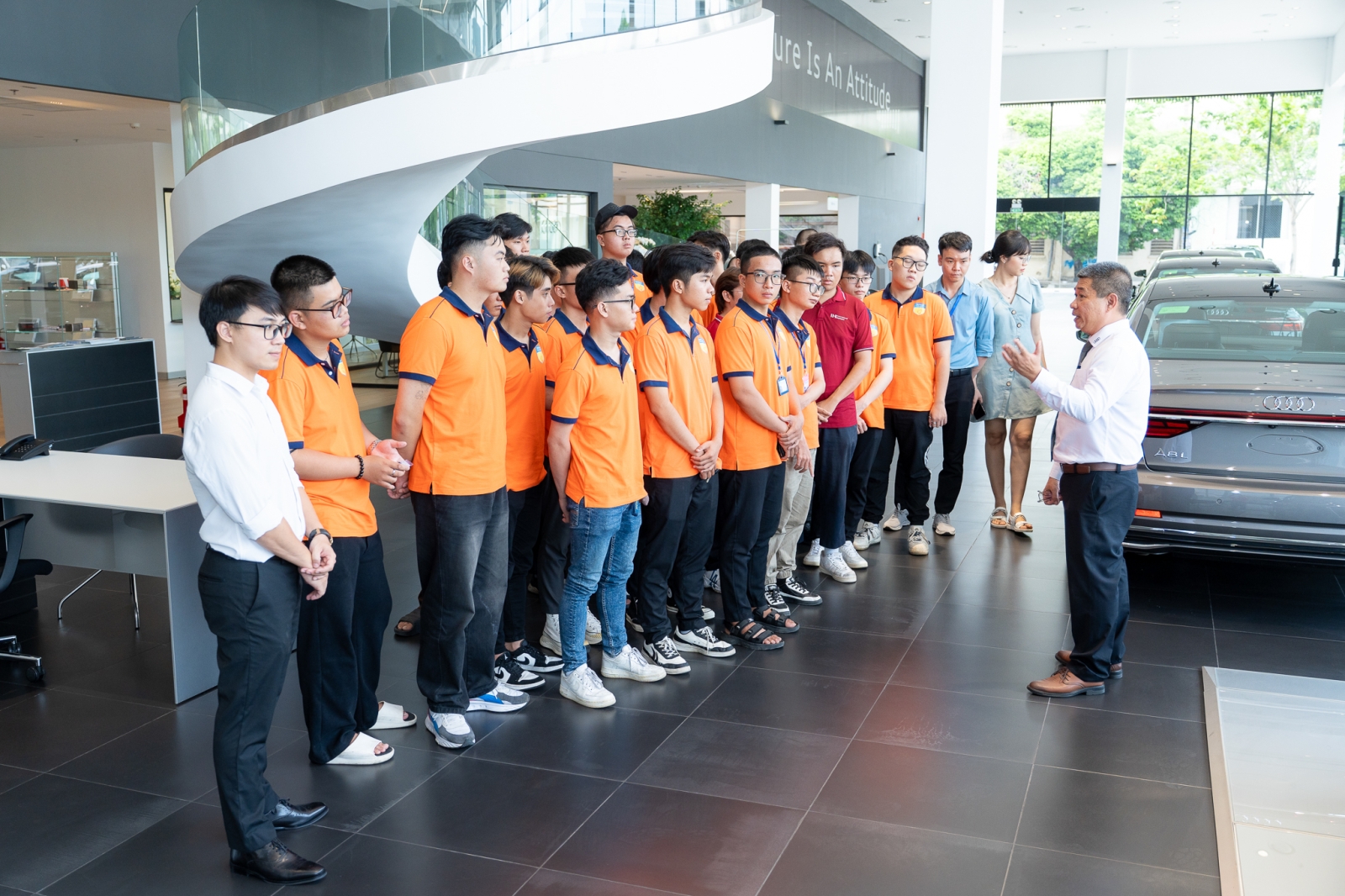 Đại học Công nghệ Tp.HCM tham quan và khám phá Trung tâm dịch vụ lớn nhất của Audi tại Việt Nam.