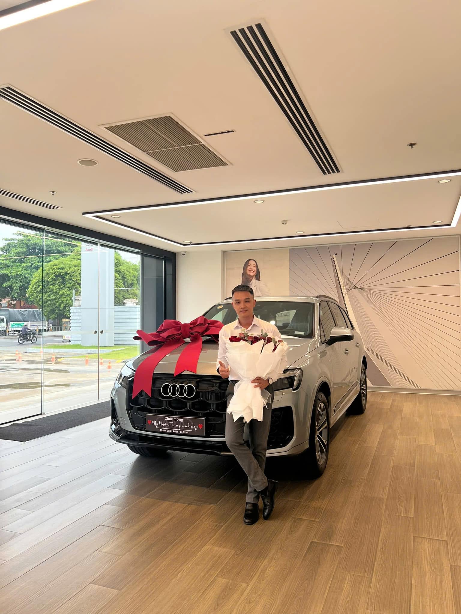 Chúc mừng Quý khách đã chính thức nhận bàn giao Audi Q7 S line màu Bạc tại Audi Tân Bình.